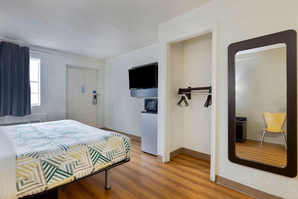 Deluxe King Room - Non-Smoking interior